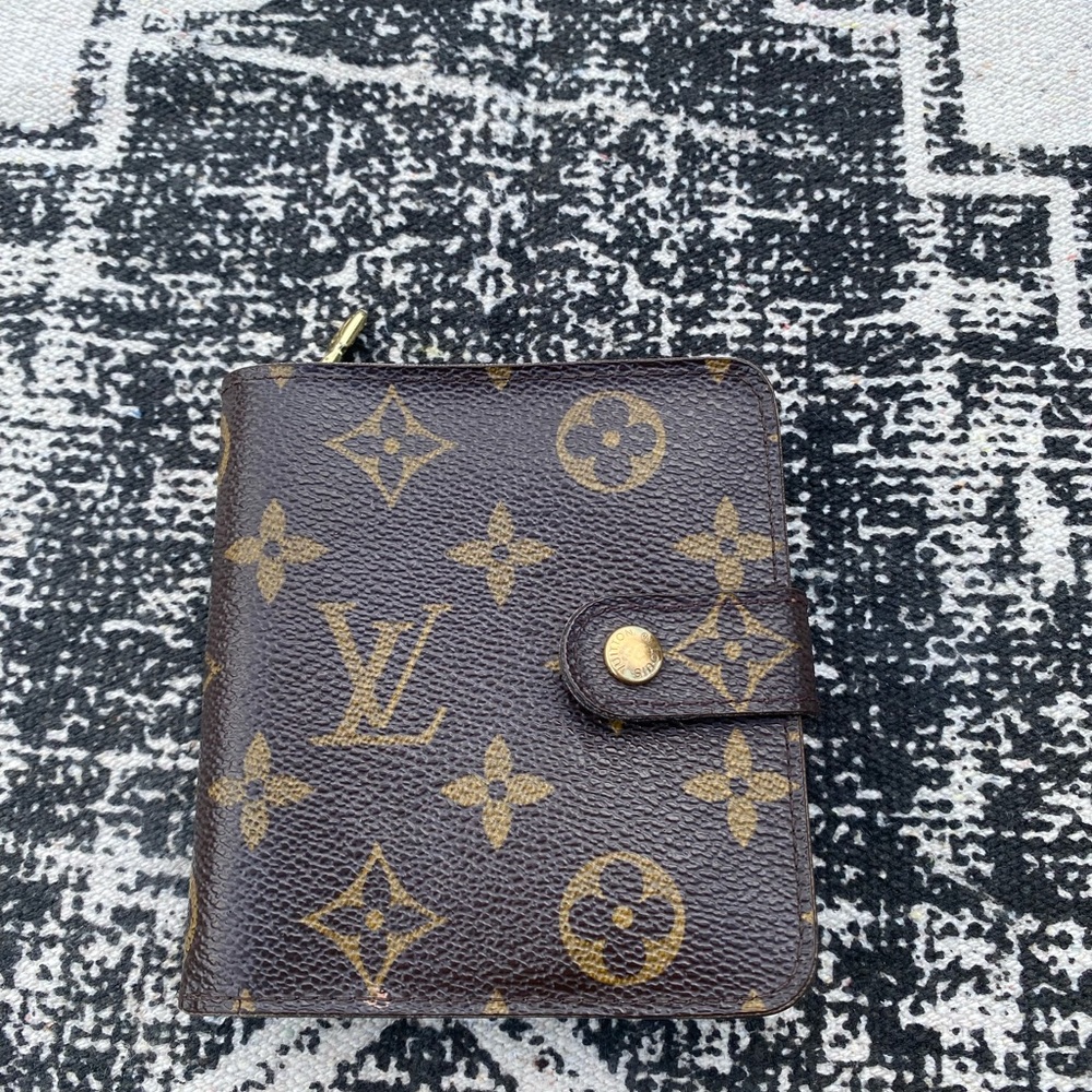 Louis Vuitton Monogram Compact Zip Wallet Leather